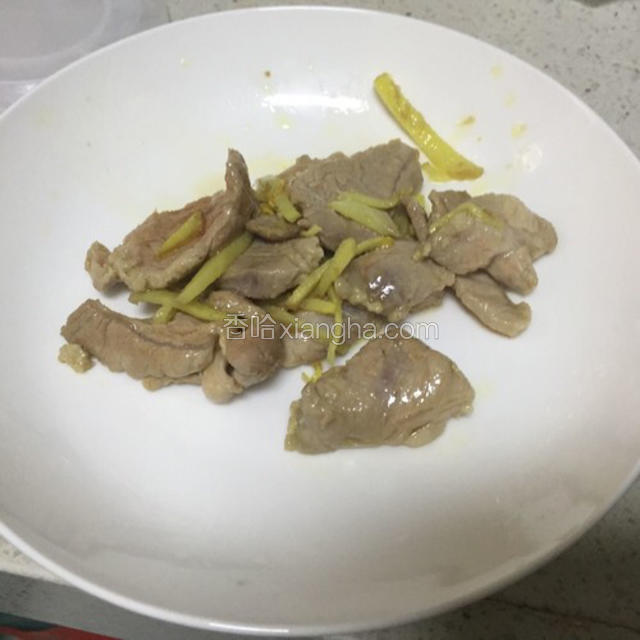 炒到肉片八成熟出锅