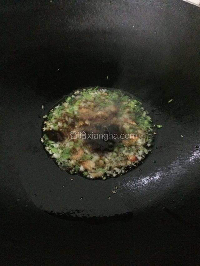 炒锅中留底油，放入香菜梗葱白姜蒜末爆香后加入虾米炒出香味，倒入适量的蚝油生抽翻炒均匀