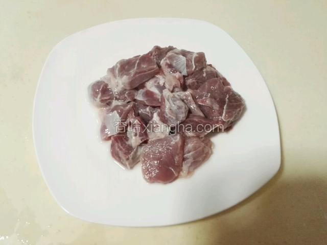 猪腱肉切块飞水备用。