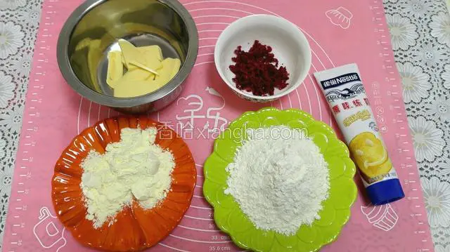 准备材料，蔓越莓冲洗干净，挤去水分切小丁