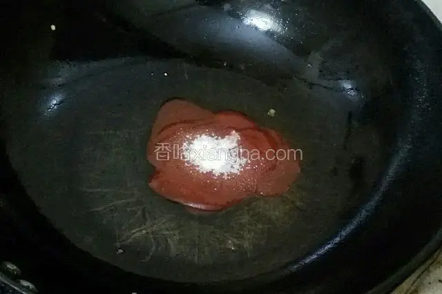 中留底油，倒入番茄酱翻炒，加入糖、盐炒匀。