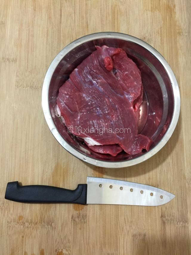 将鲜牛肉洗干净。