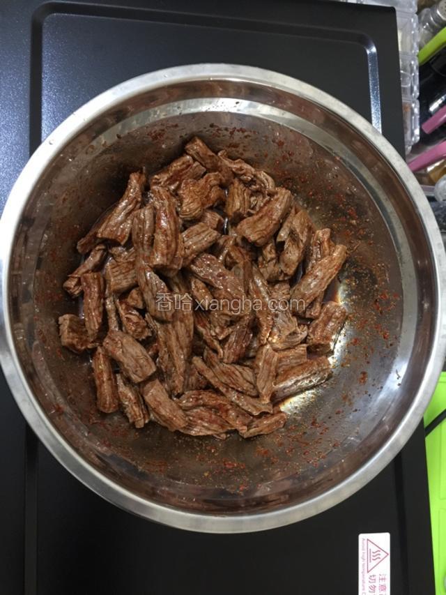 将牛肉放进去腌十分钟。