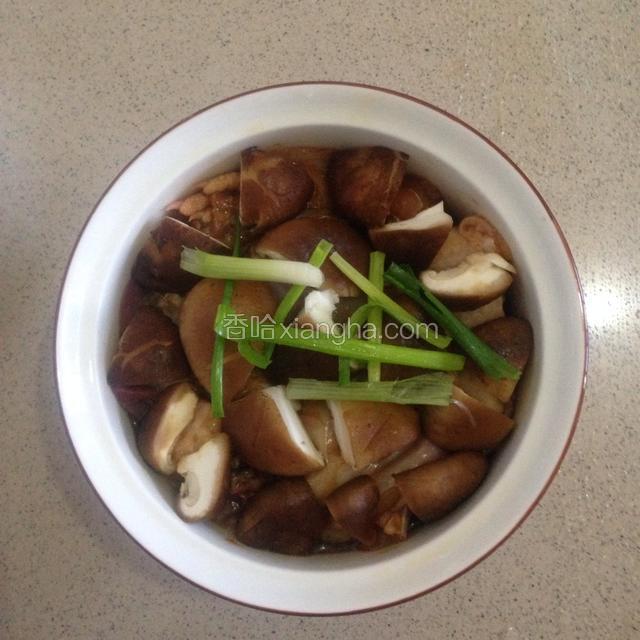 腌制好的鸡肉放入汤碗里，把切好的冬菇均匀的铺在鸡肉上，再放几根葱条