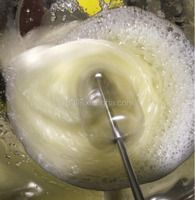         接下来是最重要的一个环节，一定要掌控后，蛋糕的成败就看蛋清打发程度决定的。


        蛋清先加入5ml白醋（或柠檬汁），用电动打蛋器（一定是电动的）一档把鸡蛋清打至粗泡状态，也就是大的鱼泡泡一样，大约用时1-2分钟，此时需要注意的是我们容器大、蛋清少，垂直接触面太少，需要将容器倾斜让打蛋器的侧面接触去打，这样的效果更快更明显