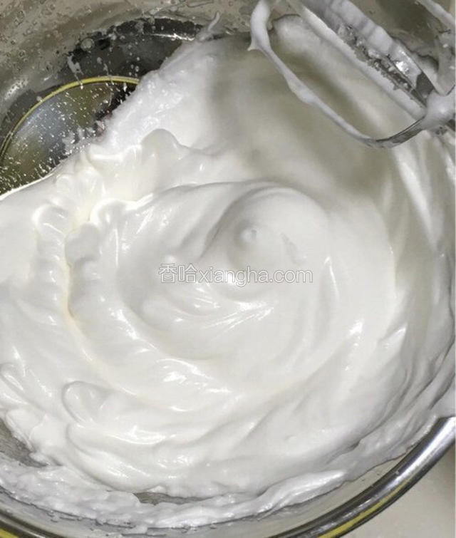 这时将余下的细砂糖全部加入，继续高档位打发三分钟左右，能明显的看到成型的发泡状，提起打蛋器能带出一个小山丘一样的小顶尖，不再松软下去，这时称之为硬性发泡，发泡成功，这个是蛋糕发泡的关键，打发不到位就会起不来，打发过头了蛋糕起来后会塌下去，所以要拿捏好尺度