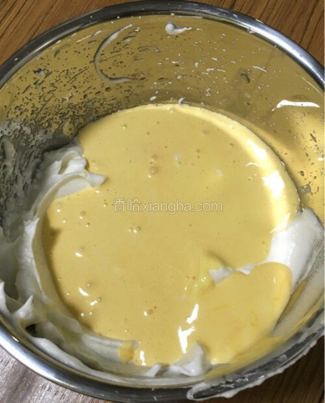 接着将搅拌好的蛋黄倒入余下的蛋清容器中，继续像第一次一样的搅拌均匀