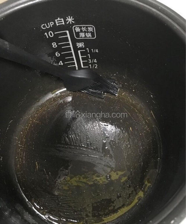 接着把电饭煲先按煮饭键，加温4-5分钟，然后关闭，有些电饭煲五分钟时能自动跳到保温键，只要内胆微微发热就可以了，内胆使用黄油抹上四周，倒入发泡后的蛋糕。有人说粗糙一些的好，蛋糕可以发泡起来后有力度支撑的住，我可能心急，喜欢倒出来就可以看到成品，你们有机会可以尝试一下不要摸黄油效果是不是更好，到时告诉我一下