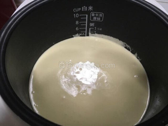 蛋糕倒入电饭煲后，取出内胆用手从下往上重力拍打多次，使里面的空气散发出去，也可以将内胆拿高离桌面15公分处摔下，但我怕吵也不建议这么粗暴，还是温柔点用手吧，盖上锅盖，按煮饭键就可以



这个时候用力拍打很重要，不然就会出现空心或者空底，一定把气泡震出来