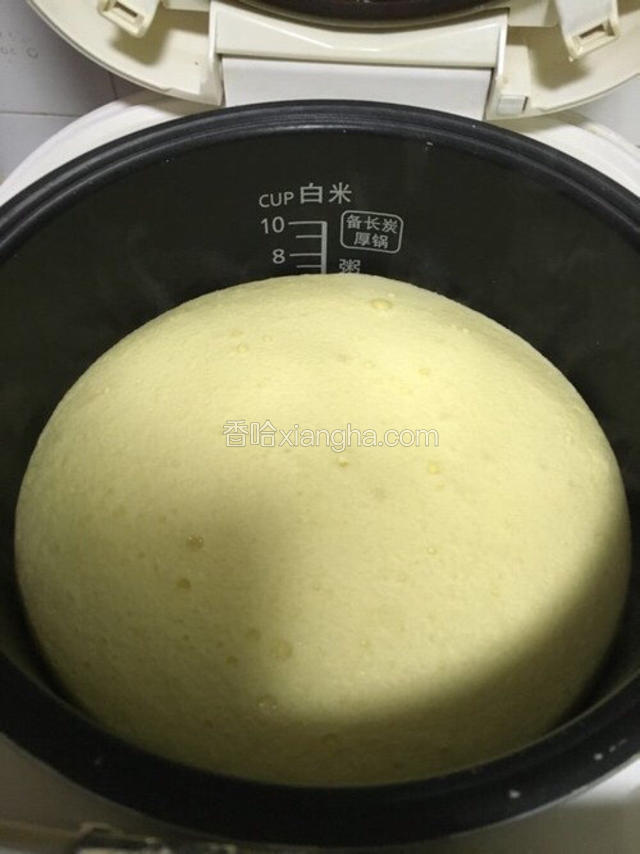 大约45-60分钟，不同的电饭煲时间不一样，煮好后使用牙签扎入蛋糕，看看是不是会有蛋糕黏在牙签上，如果没有就已经是熟了，起锅后马上倒扣在透气的铁丝网上，一定不要使用不透气的铁盘，免得水蒸气将蛋糕变形了，我使用的电饭煲是美的的，你们可以估计自己电饭煲来决定时间
