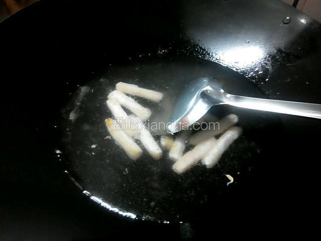 煎出金黄下一勺子的水 ，煮三四分钟