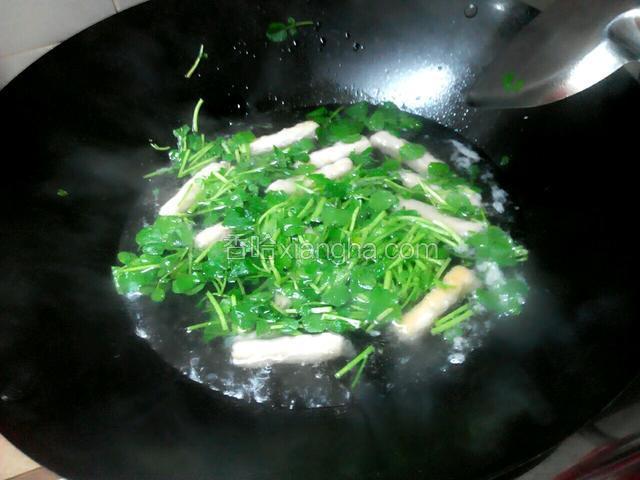 下西洋菜，盐和鸡精煮滚一下就可以了