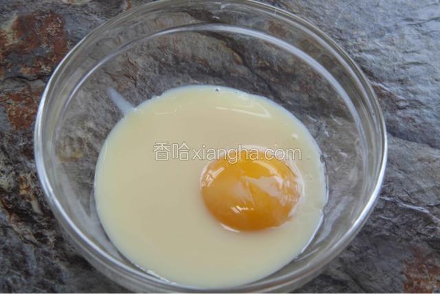 炼乳跟蛋黄混合在一起
