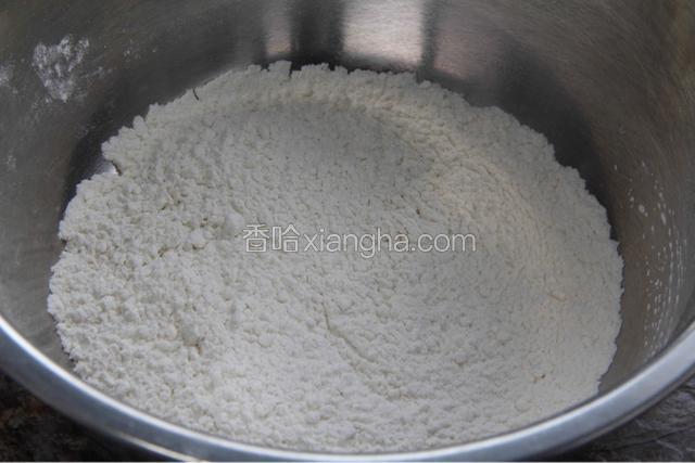低筋面粉和泡打粉混合后过筛