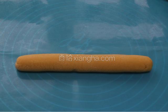 在硅胶垫上撒些面粉，手上也蘸点面粉，冷藏好的面团用手回温先揉成团后再揉成适当的长条