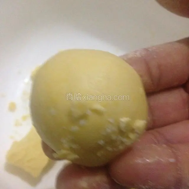 准备好一碗水，手沾上少许水把面团子揉成小圆球