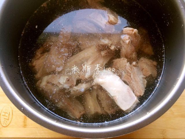 处理干净的羊肉放入高压锅内胆中，加入沒过羊肉约一寸的水量；