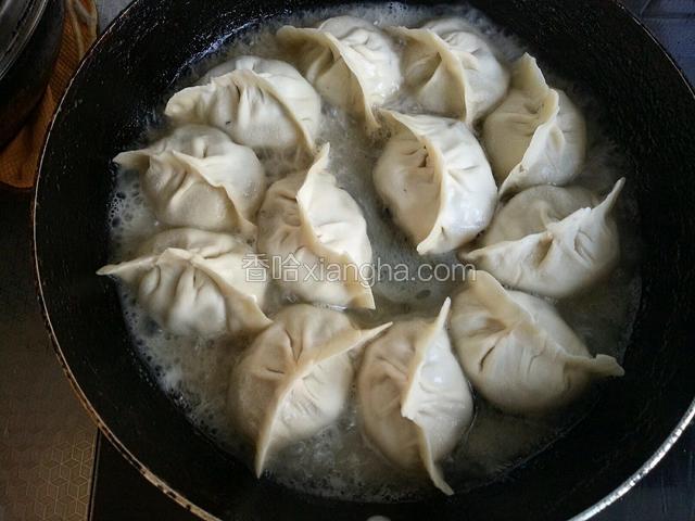 此时往锅中添加饺子高度1/3的温水