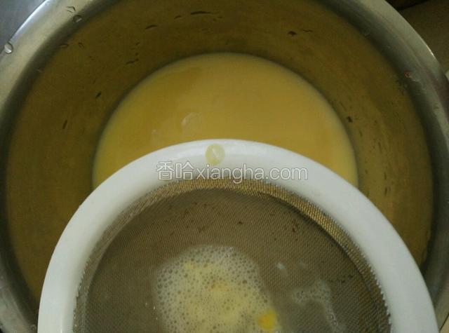 鸡蛋搅拌均匀并用过滤网过滤两次