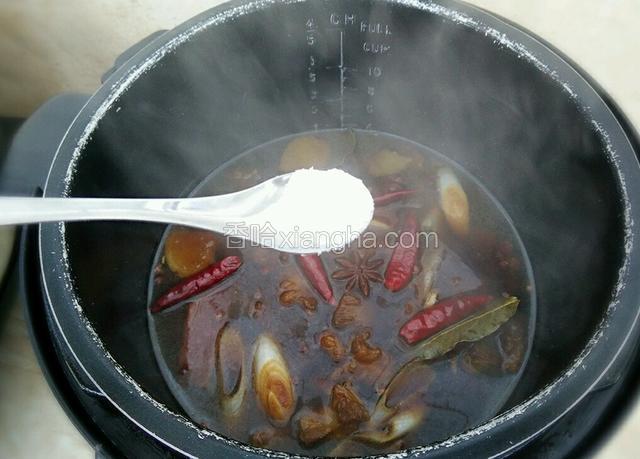 如图加入末过牛肉的热水，放入适量的盐，盖上锅盖插上电源启动电源时间调50分钟即可，煮好后电压力锅自动跳闸，等高压阀排气完以后就能打开锅盖将锅里的所有调料挑选出来，随后装盘即可开动。