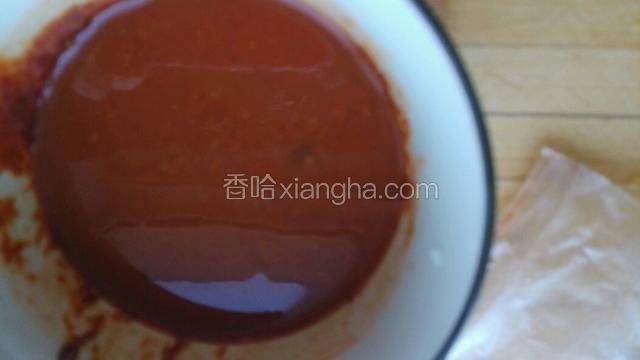辣椒酱和豆瓣酱混合，调匀。在锅里加点葱花翻炒一下，盛出来待用