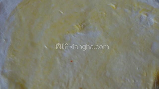 擀成面片，用刷子刷好油