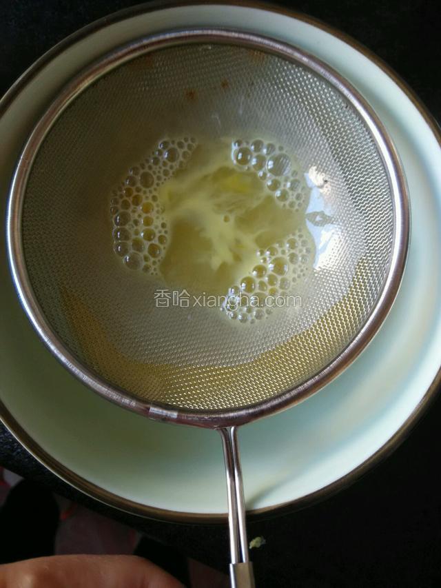 用筛子把鸡蛋过筛