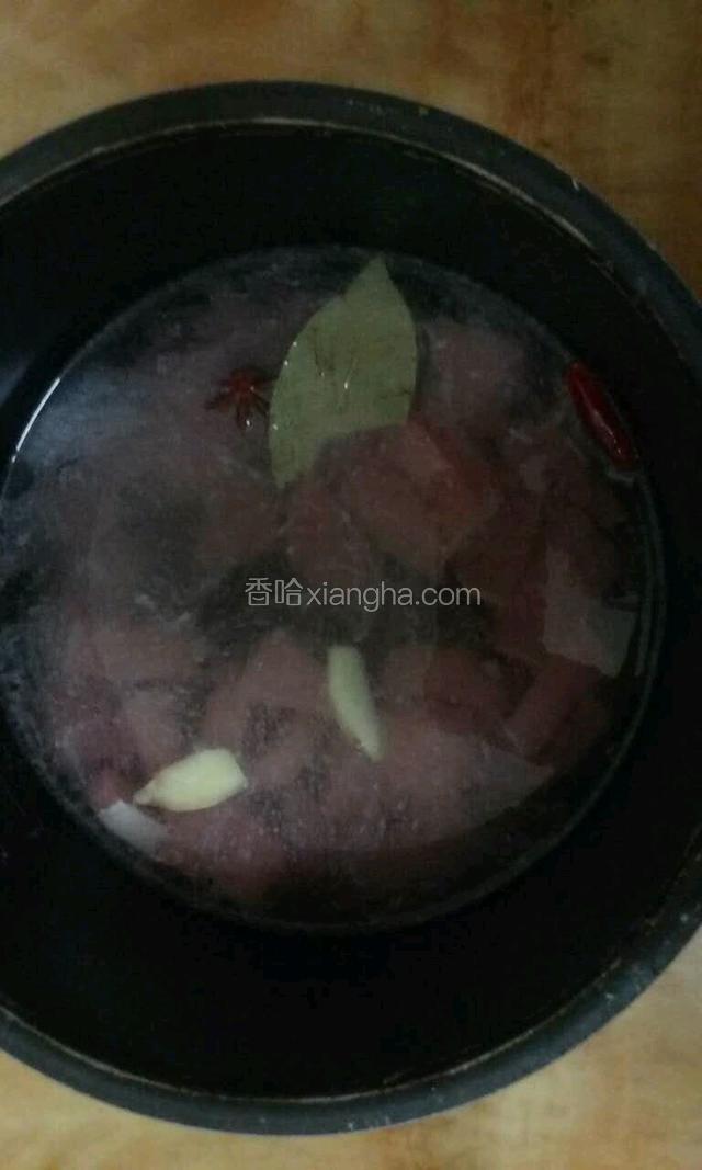 倒入高压锅中加清水没过肉块即可，加干红辣椒，八角，桂皮，料酒，姜，盐，香叶，高压30分钟。