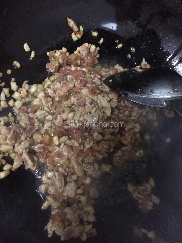 将之前拌好的瘦肉倒入锅中爆炒，炒出肉香