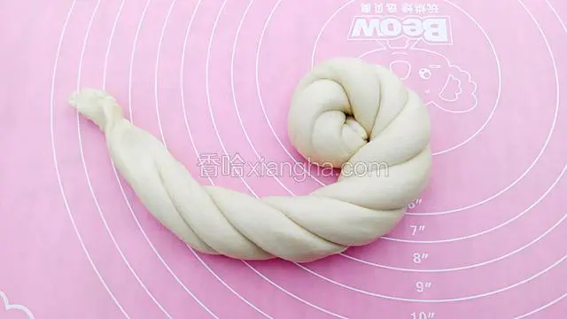 从一头盘起来。