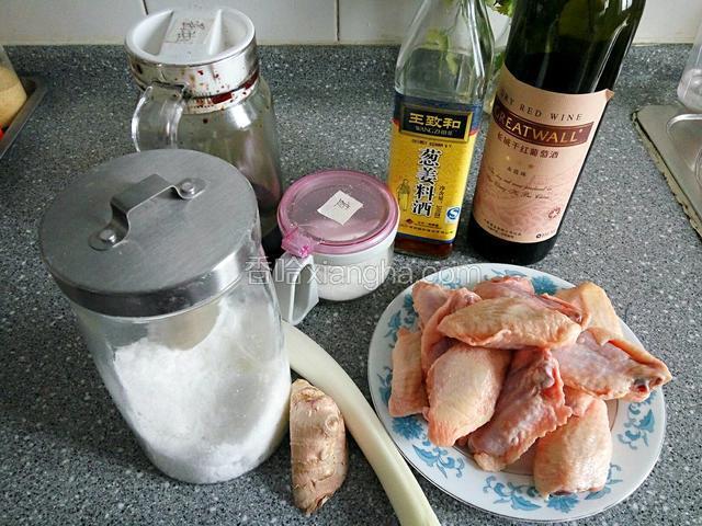 准备，糖，盐，料酒，红酒，葱姜，酱油，鸡翅中