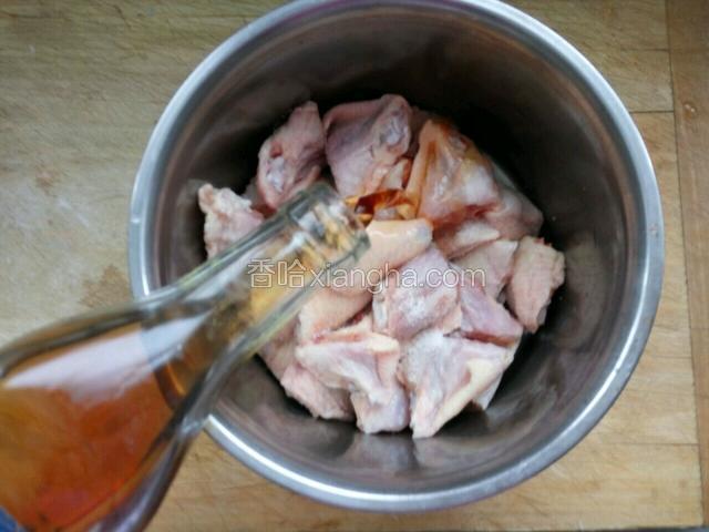加入料酒腌制半小时备用