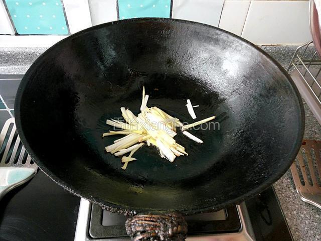 留少许底油煸香葱姜丝