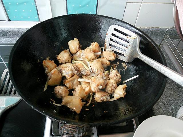 在倒入鸡翅块炒匀