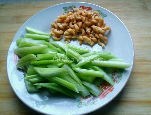 西芹切段，我切的滚刀；麻花掰成粒。