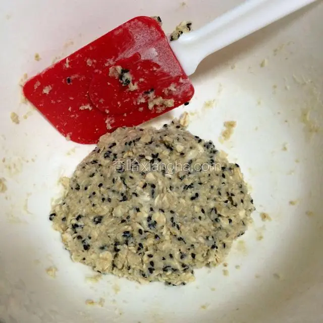 搅拌合成面团。