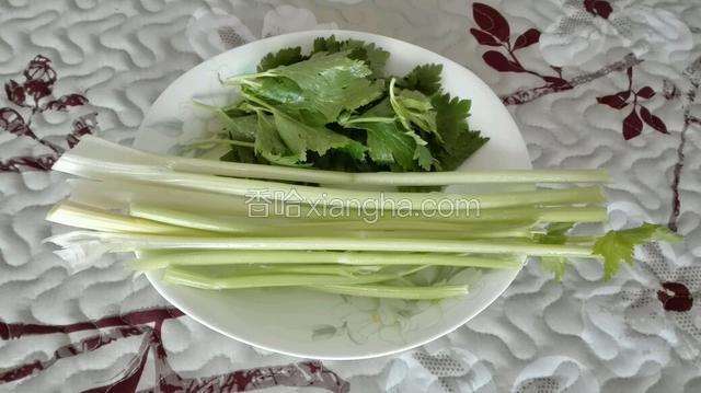 西芹洗净后分成芹菜杆和芹菜叶两部分。