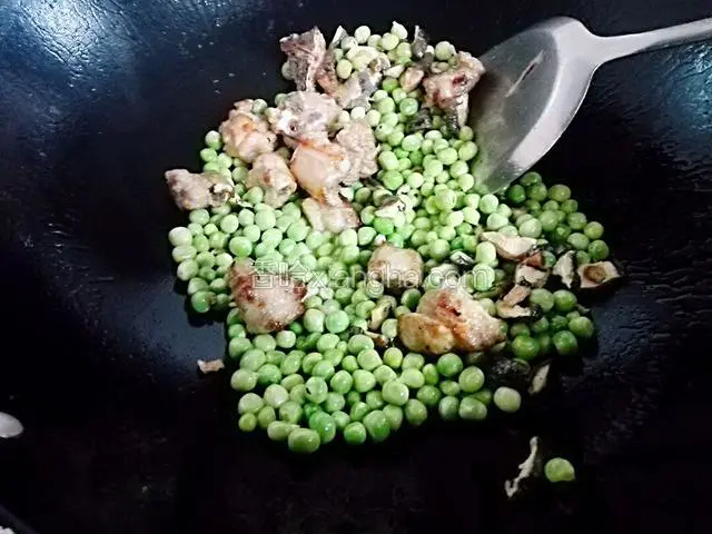 然后再把冬菇，碗豆，放下去翻炒一下，然后放入生抽，蚝油，盐炒均匀