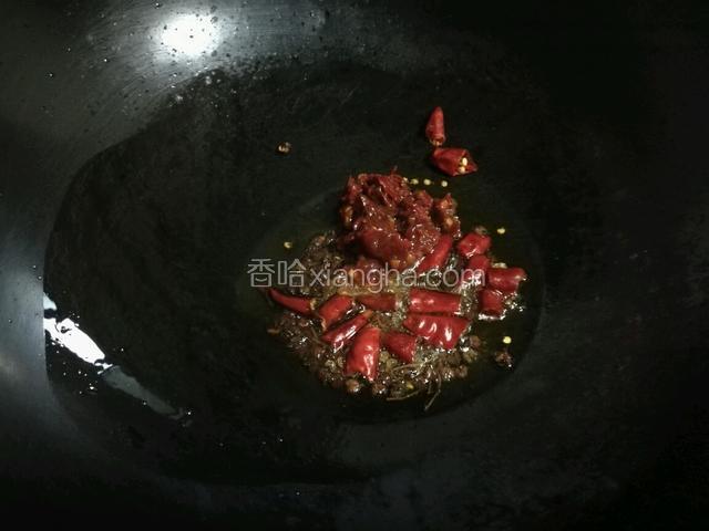 小火炒香适量郫县豆瓣酱一直到出红油为止。