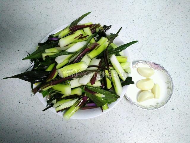 备好图中食材。红菜苔、蒜洗净。