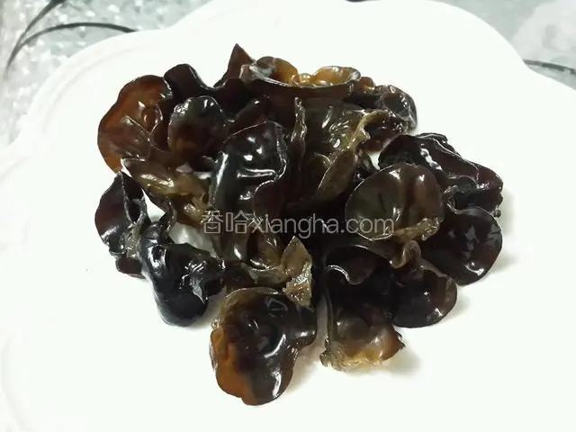 木耳用温水泡发15分钟左右，洗净去根蒂，切上合适大小