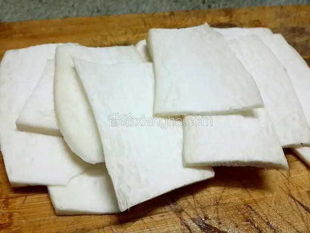 杏鲍菇对半切两段，再把它切成薄片
