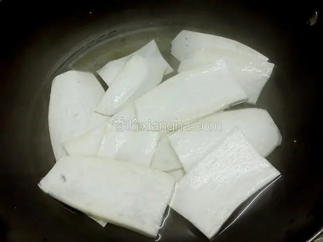 放到沸水中焯一焯水，让其变软不易断