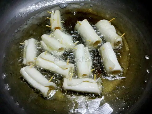 锅里下油烧至成七成热左右，把杏鲍菇卷放下去炸，其间要经常翻动菇卷，以免炸至颜色不均匀
