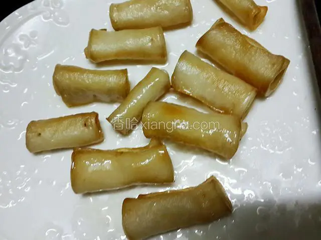 杏鲍菇卷炸成微黄色，拔掉牙签后成形了便可上锅
