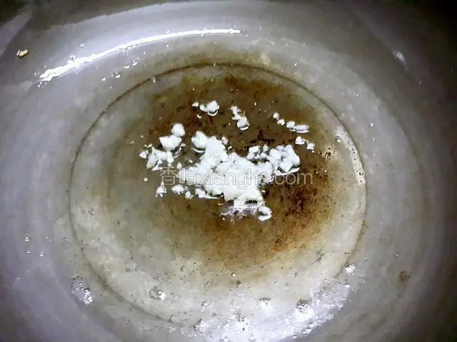 锅里留余油，放蒜蓉煸香