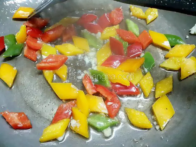 倒三色菜椒下去翻炒片刻