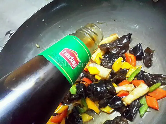 再把炸好的杏鲍菇卷倒下锅，加蚝油下去一齐将所有材料炒匀