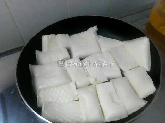 锅里放油，下豆腐煎，（中火煎）