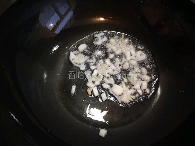 锅中加适量油，爆香葱花